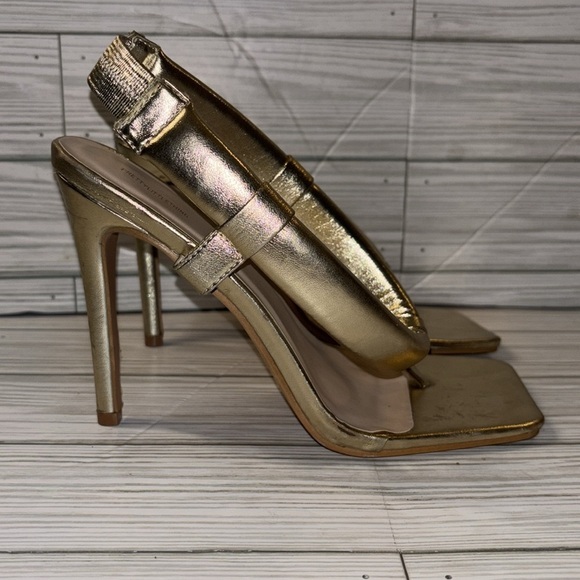 Pretty Little Thing Gold Wide Fit Toe Thong Tube Strap Heeled Sandals - Picture 3 of 7